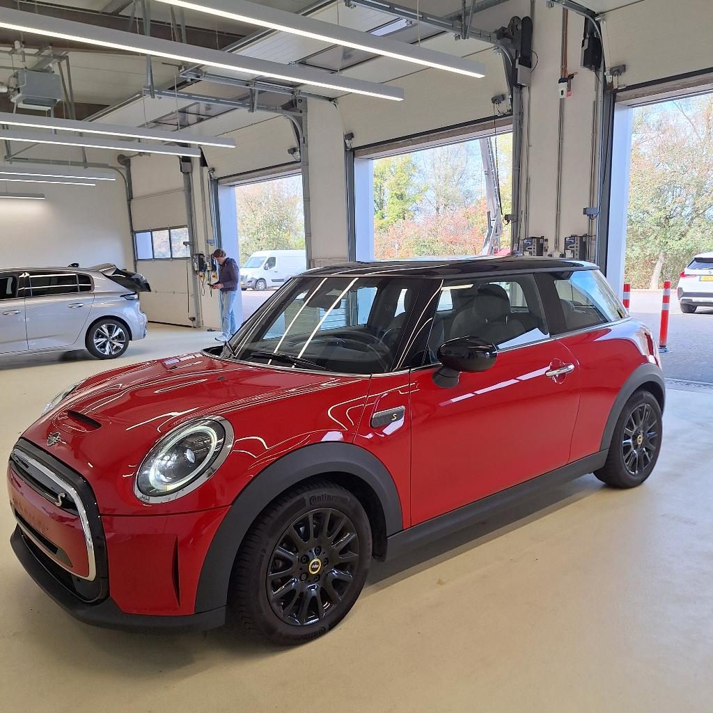MINI MINI 32.6 KWH COOPER SE 184 CV Classic Trim; Packs; Comf+; Driv assist; Storage; Int illumin; Ext mirror;